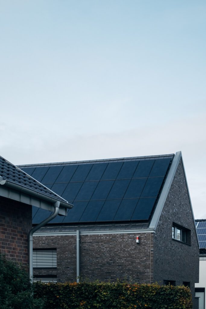 Photovoltaikanlage auf dem Dach eines Wohnhauses